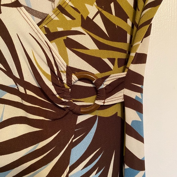 Fitted tropical wrap dress - Picture 3 of 5
